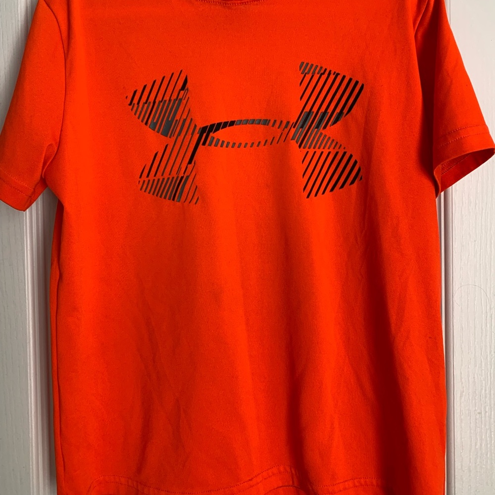 Orange Under Armour Boys dri fit size YSM